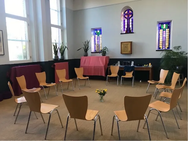 Ruimte ingericht voor familieopstellingen